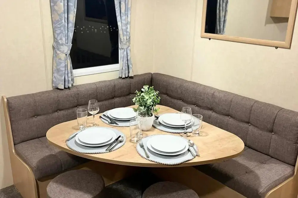 3 Bedroom Caravan - Sleeps 8 - Parking, Wifi, Pool
