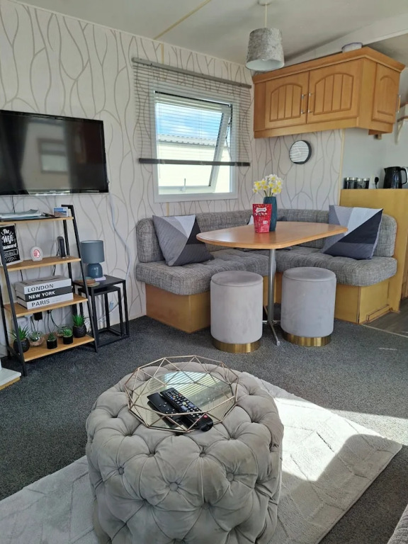 Family Caravan-pets-golden Palm-pool-arcades