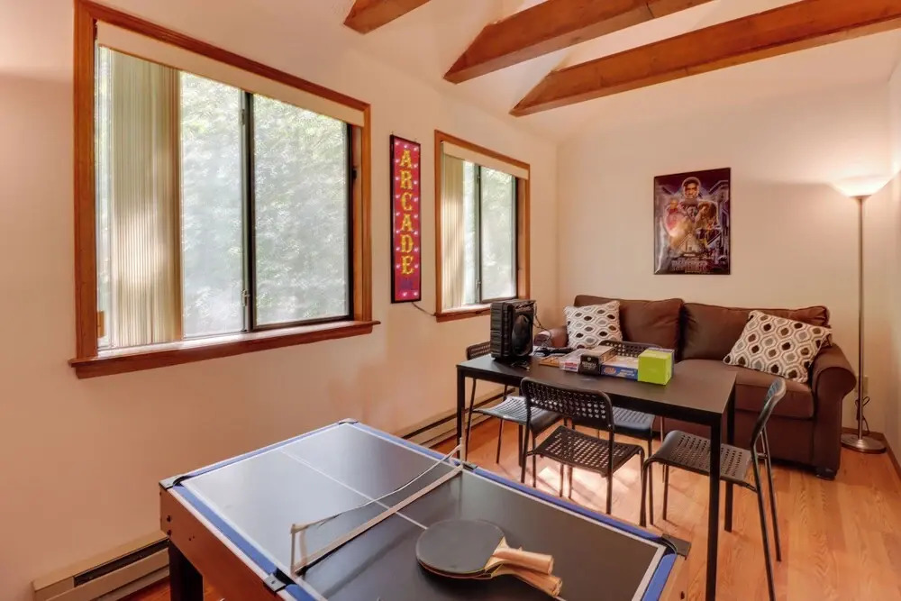 Poconos Cabin: Serene Deck, Fire Pit & Game Room