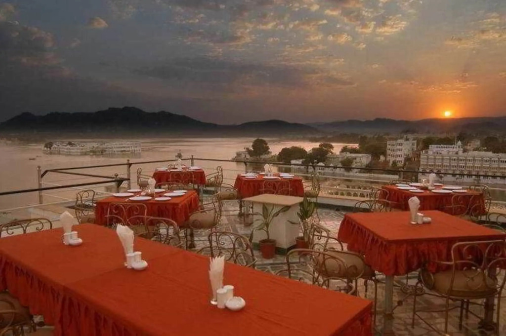 Hotel Mewar Haveli - At Lake Pichola