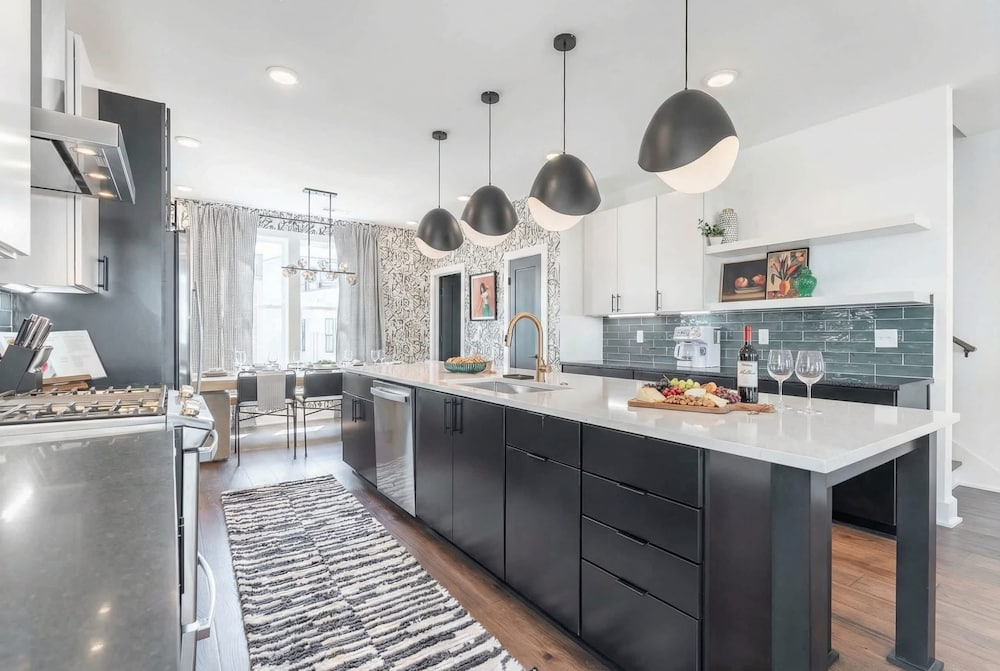 Luxe 4BR Retreat With Rooftop Fire Pit Garage