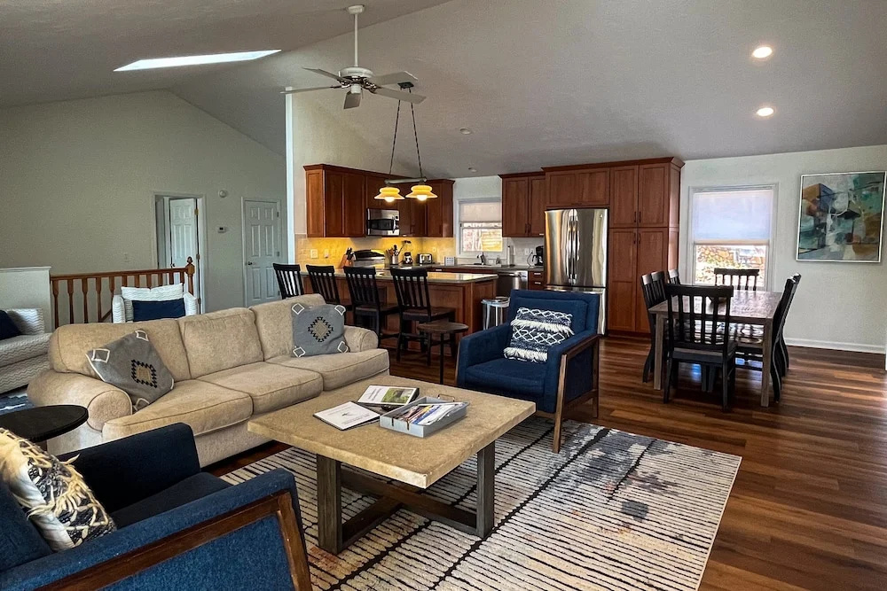 Lakedaze - Spacious Dog-friendly Lakefront House W/dock, hot tub & Putting Green