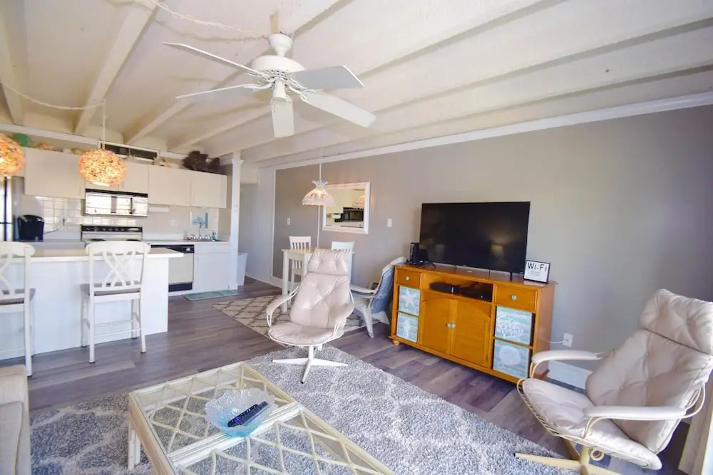Jada 4H 1 Bedroom Condo by RedAwning