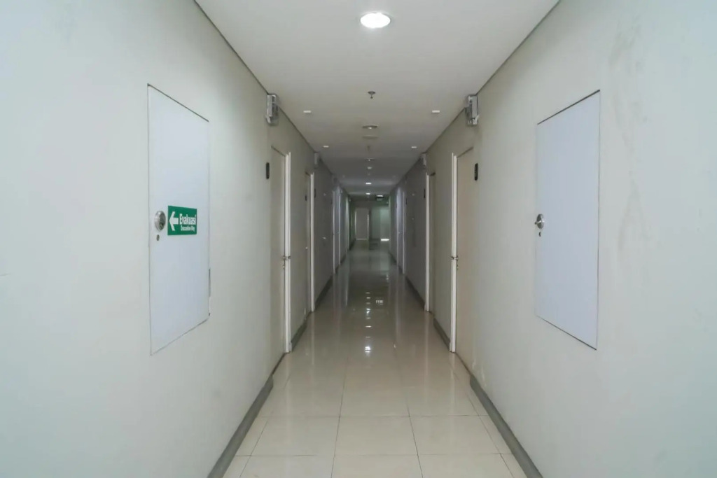 RedDoorz Apartment @ Skylounge Tamansari