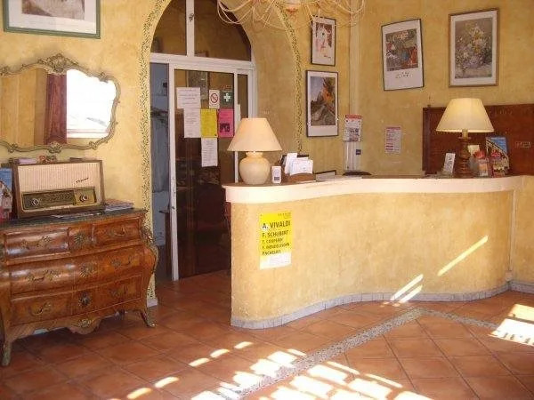 SQUARE HOTEL