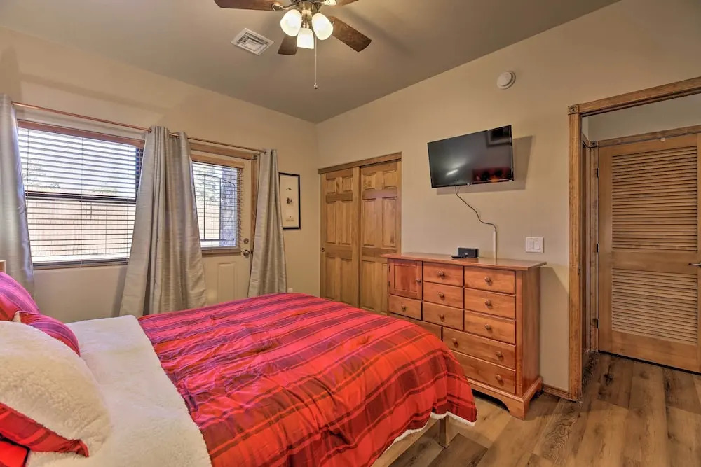 Near Lake & Trails: Show Low Condo w/ Grill!