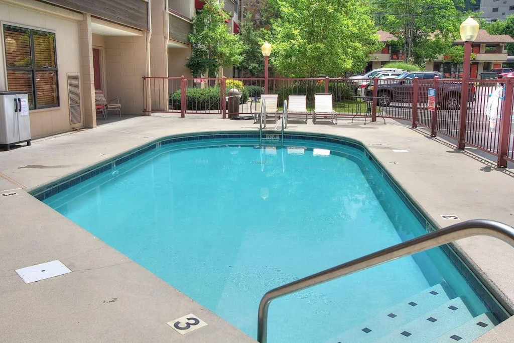 Отель Best Western Johnsons Inn Downtown Gatlinburg