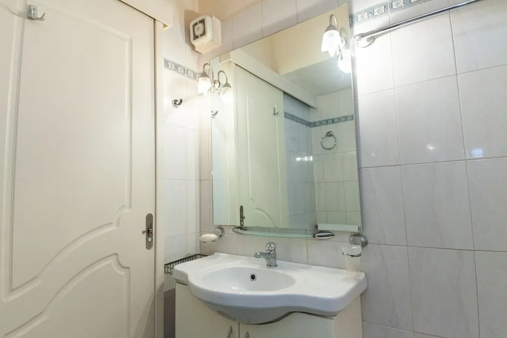 Scenic Balcony Apt in Vibrant Petralona