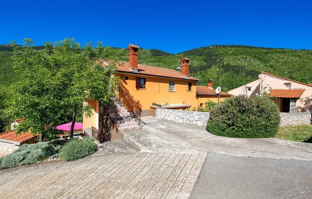 Stunning Apartment in Brsec With 1 Bedrooms and Wifi
