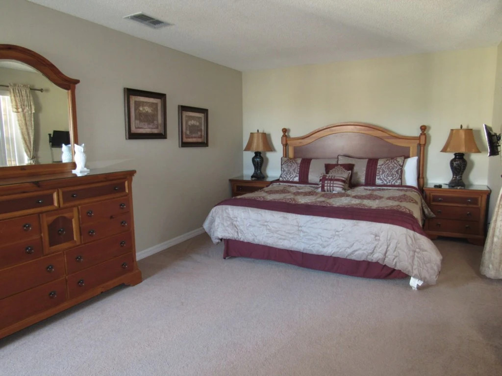 Spacious Pool and Spa home with Games Room, Davenport, US