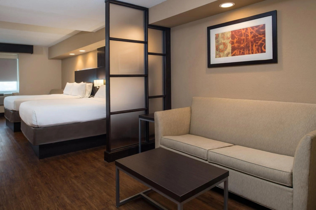 Holiday Inn Express & Suites San Antonio Medical - Six Flags by IHG