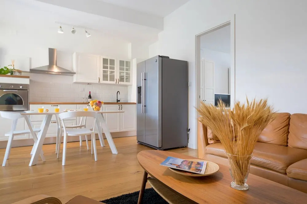 2BDR Design Apartment with Beautiful Terrace View