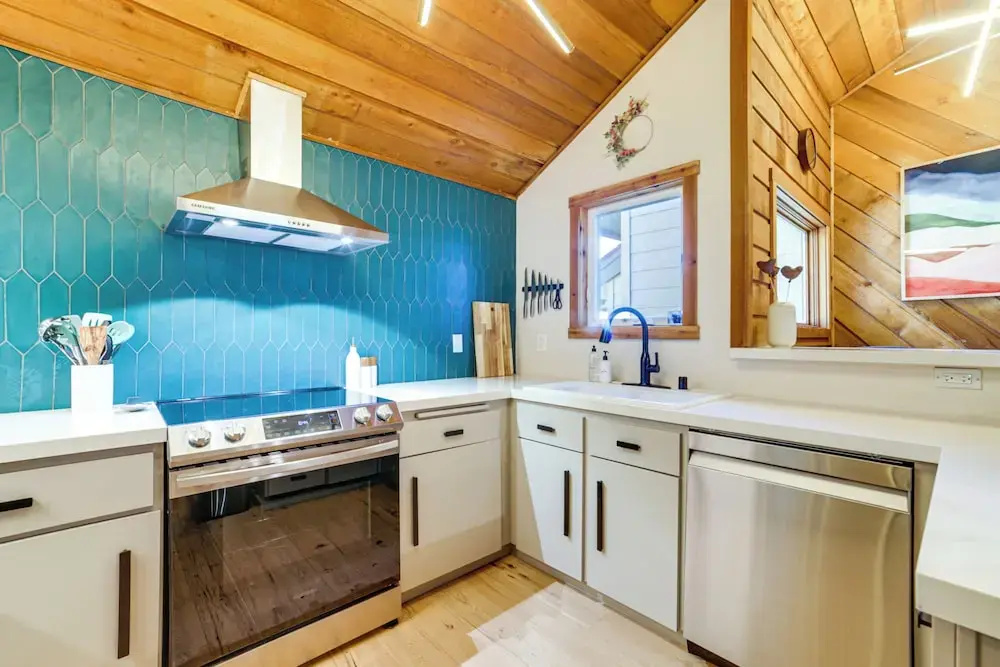 2 Mi to Eagle Lodge! Multi-level Haven w/ Hot Tub