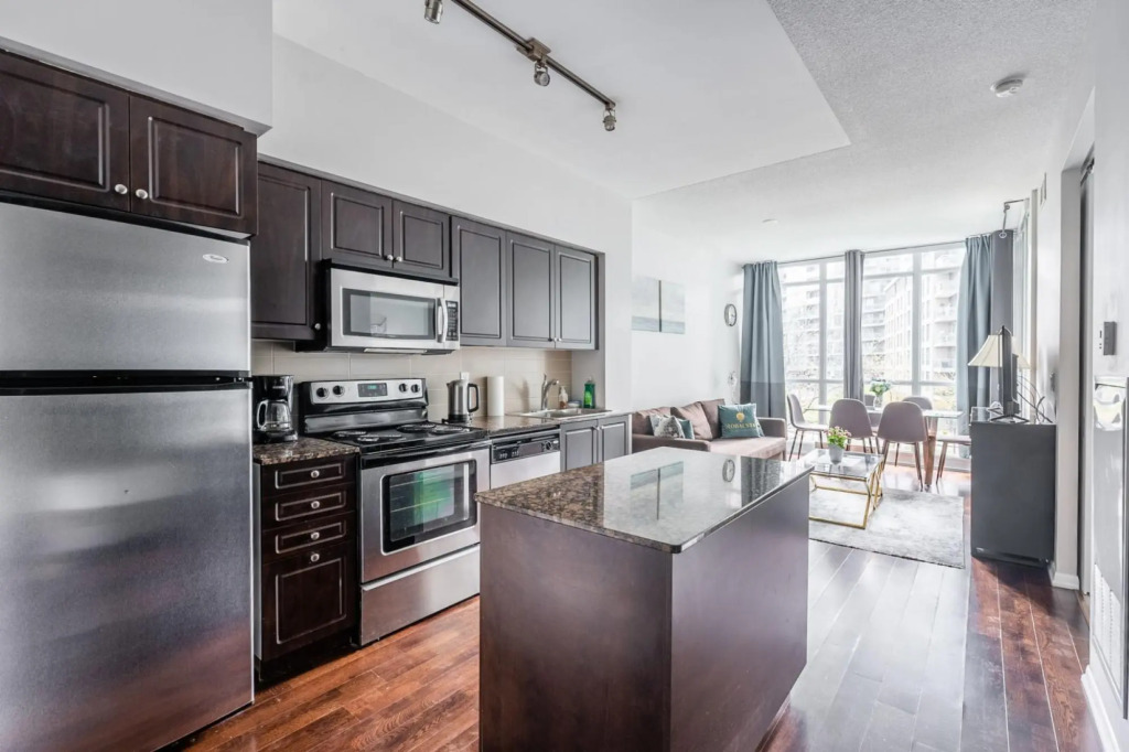 Modern Bright 1Br+Den Unit Downtown