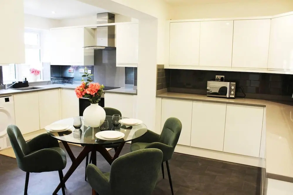 Spacious 4 Bed Home in Milton Keynes -free Parking