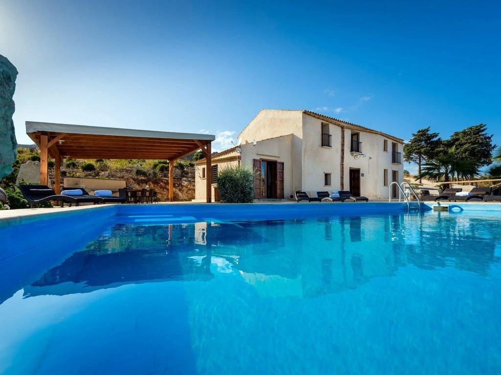 Cheerful Villa in Contrada Sarmuci with Swimming Pool