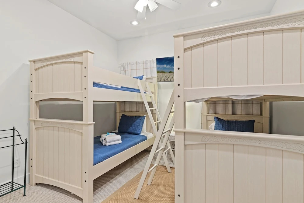 Stay at The Hut! Room for Everyone! 4BR Fun Sleeps 11