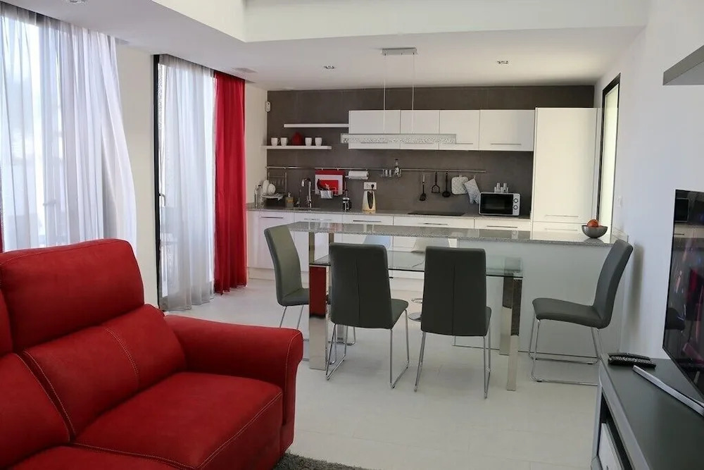 Villa con piscina Activa28