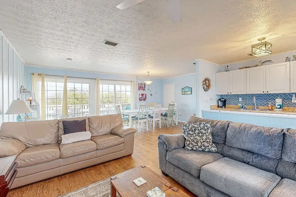 Serene 2-level Home With Wifi & Deck - Walk to Beach, 1 dog Welcome
