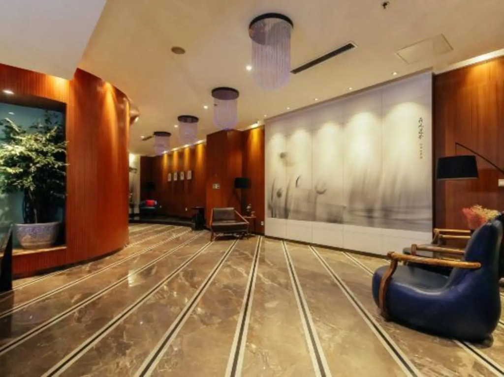 Starlight Holiday Hotel (Zhengzhou Erqi Square Dongda Street Subway Station Branch)