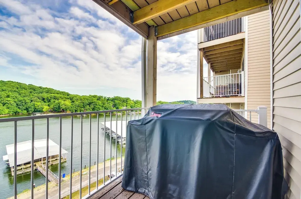 Cozy Lake Ozark Condo Rental w/ Grill, Pool Access