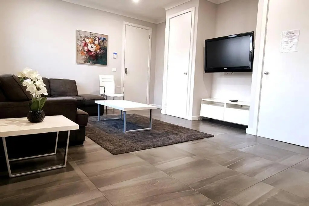 New modern 3 bedroom apartment in St Kilda East