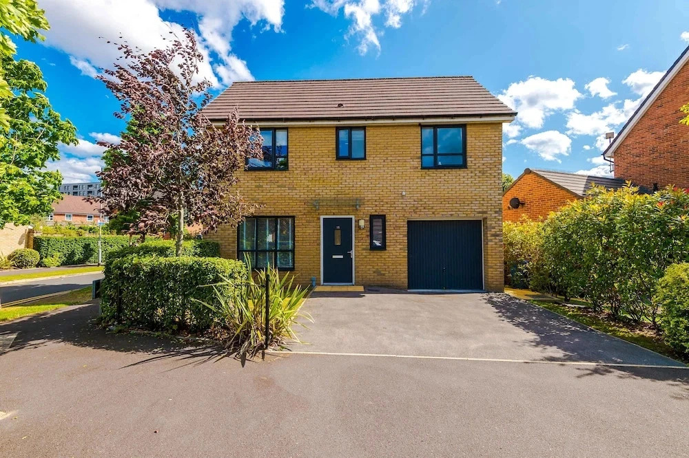 Perfect Riverside Home in Manchester Free Parking