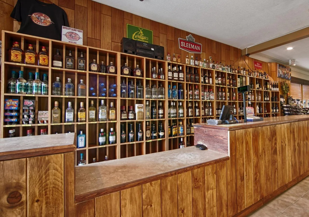 Invermere Inn & Suites