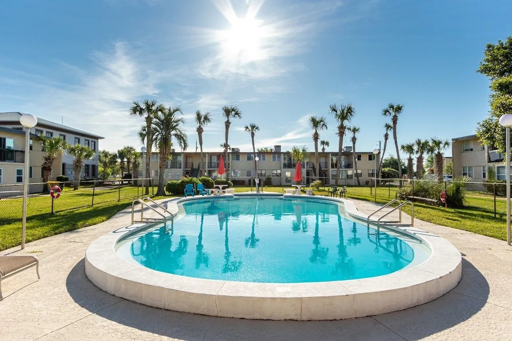 Sea Palm 1D is a 2 BR 1 Bath that is pet friendly and sleeps 6 by RedAwning