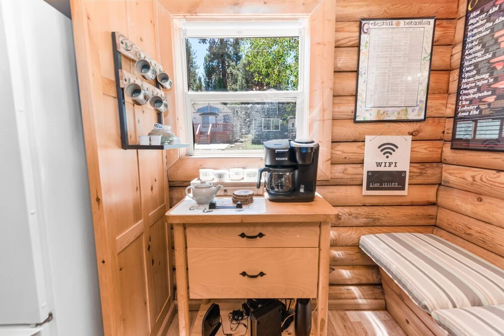 Goldilocks Cabin - Real Log Style Cabin, Premium Location, Close To Bear Mountain With Hot Tub! 2 Bedroom Cabin