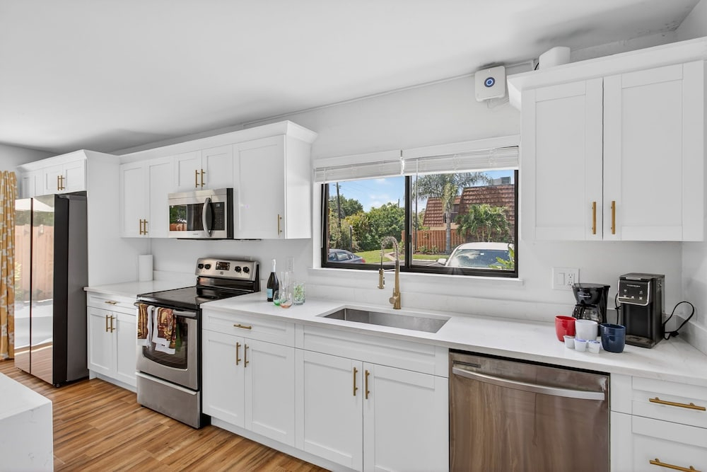Bright & Cozy Townhome · Pool & Near Downtown