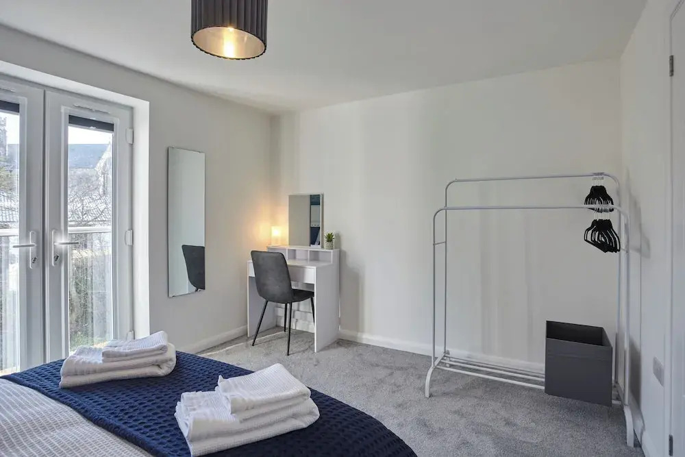 2022 Modern Home In Central Hayle With Parking