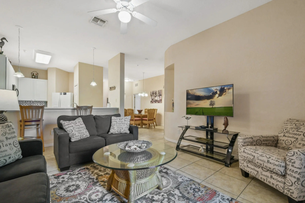 Ground floor unit lake view, best location, Davenport, US