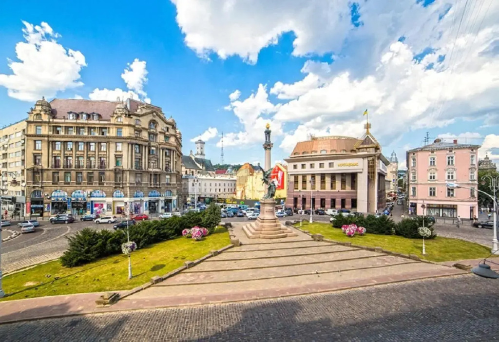 Miskevycha Square 5a Apartment- view of the center of Lviv with a balcony