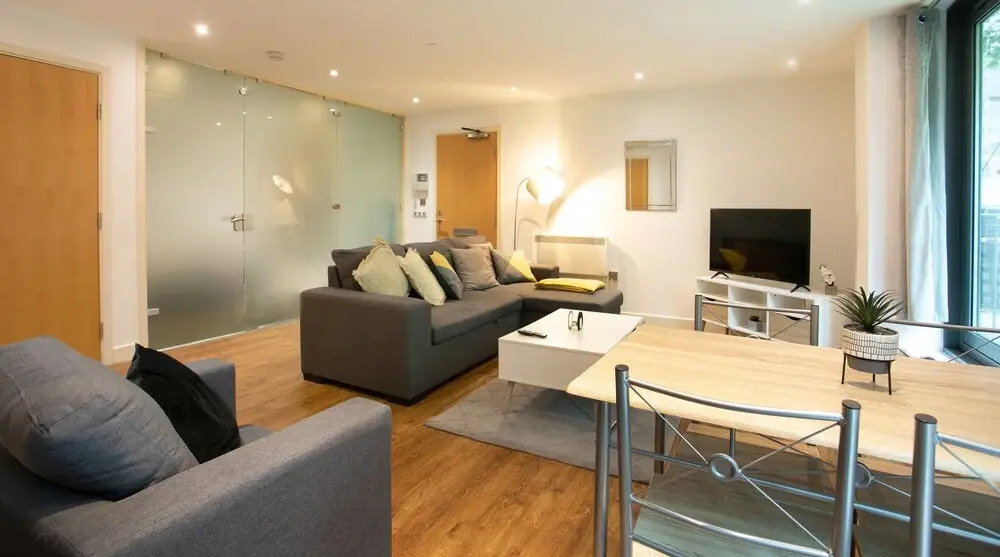 Spacious 2 Bed Parking Close To Centre