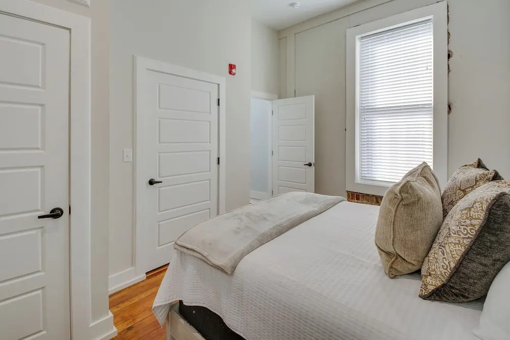 Modern Downtown Hot Springs Vacation Rental!