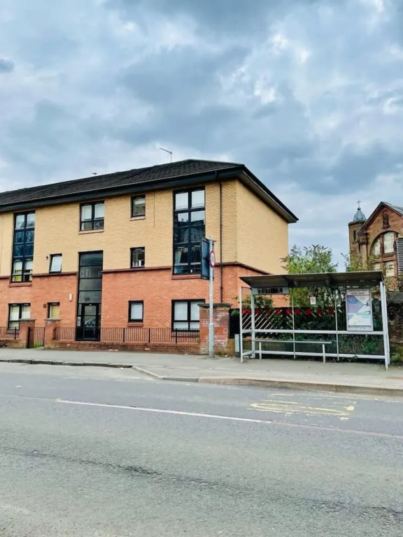 Modern 2 Bedroom Apartment With Free Parking