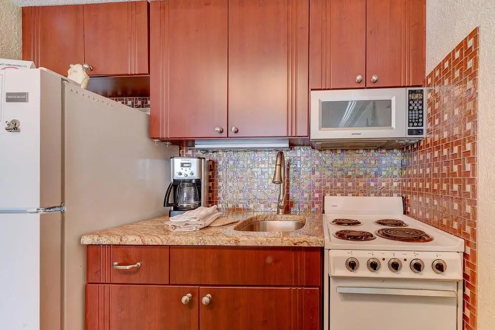 Hawaiian Inn 238 by Distinctive Beach Rentals