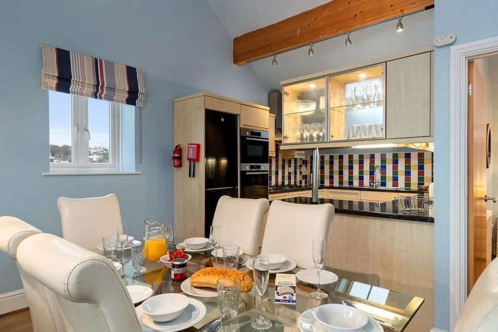 Schooner House - Panoramic Sea Views and Parking