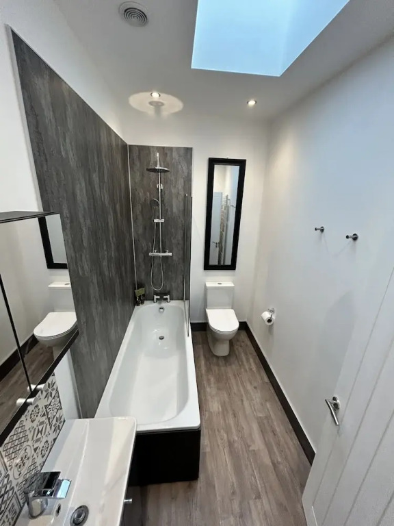 House - Sleeps 6, Pet Friendly & Courtyard