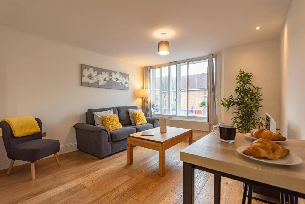 Sleeps 7 - Spacious Modern Apartment in Newbury Town Centre by JDF Property