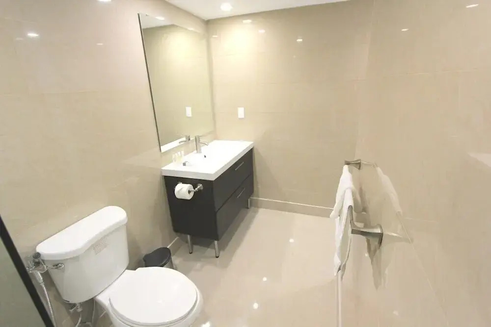 1 Bedroom + Den Bay View Apartment Or1610