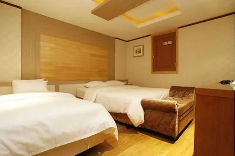 Two Be In Tourist Hotel
