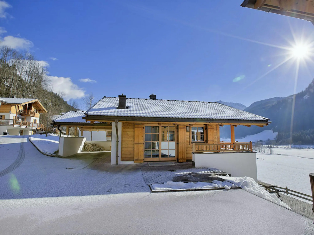 Cozy Chalet with 4 Bathrooms near Königsleiten