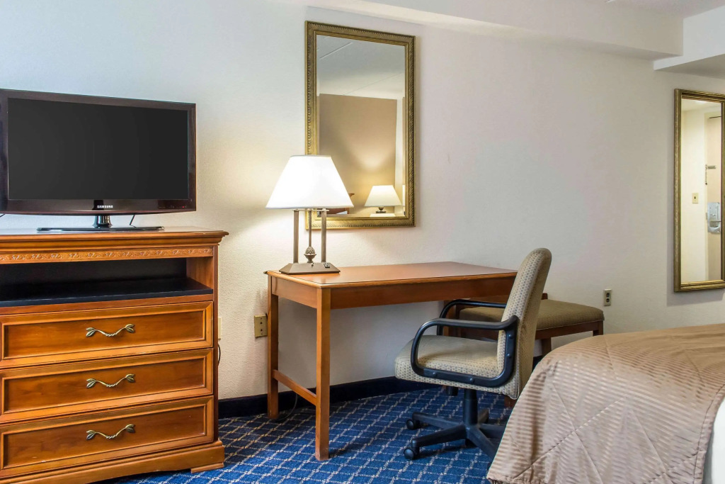 Clarion Hotel & Conference Center Ronkonkoma MacArthur Airport