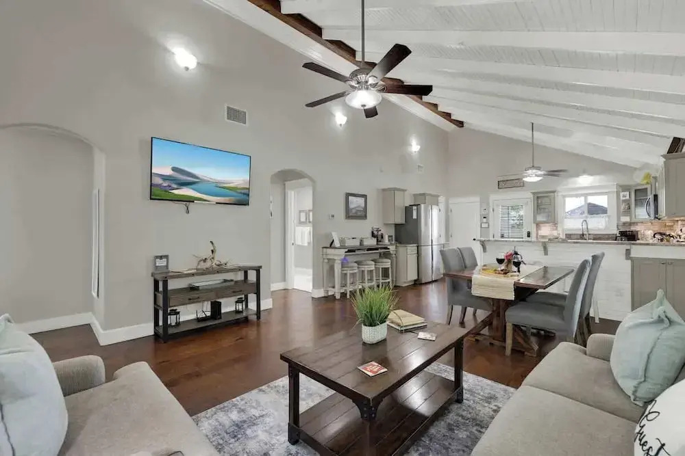 Charming Cottage-3 Mins to Downtown-pet Friendly!