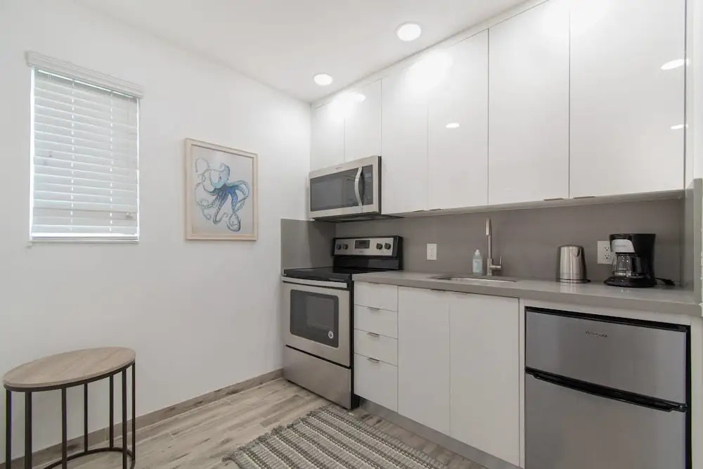 Lovely 1 BR W Parking Space & Walk to the Beach 7