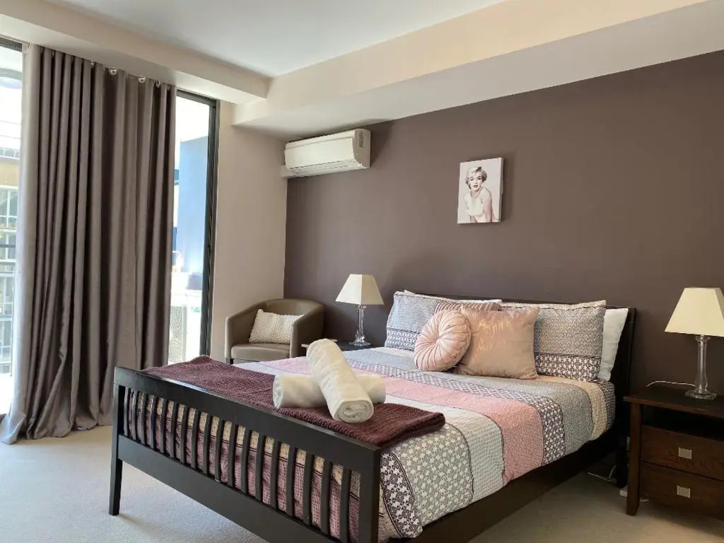 Arena Resort Style Exec Free Netflix Wifi Wine