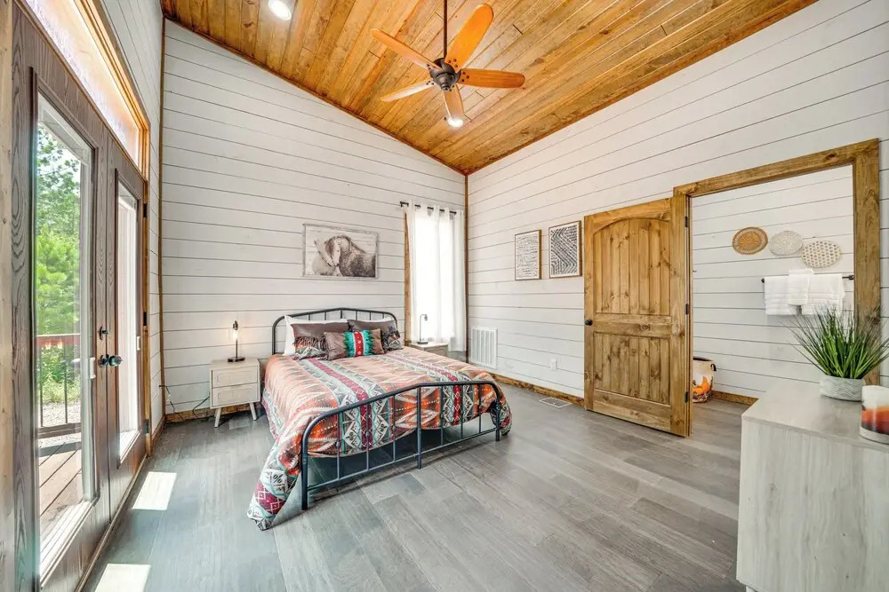 Luxe Broken Bow Home w/ Hot Tub & Fire Pit!