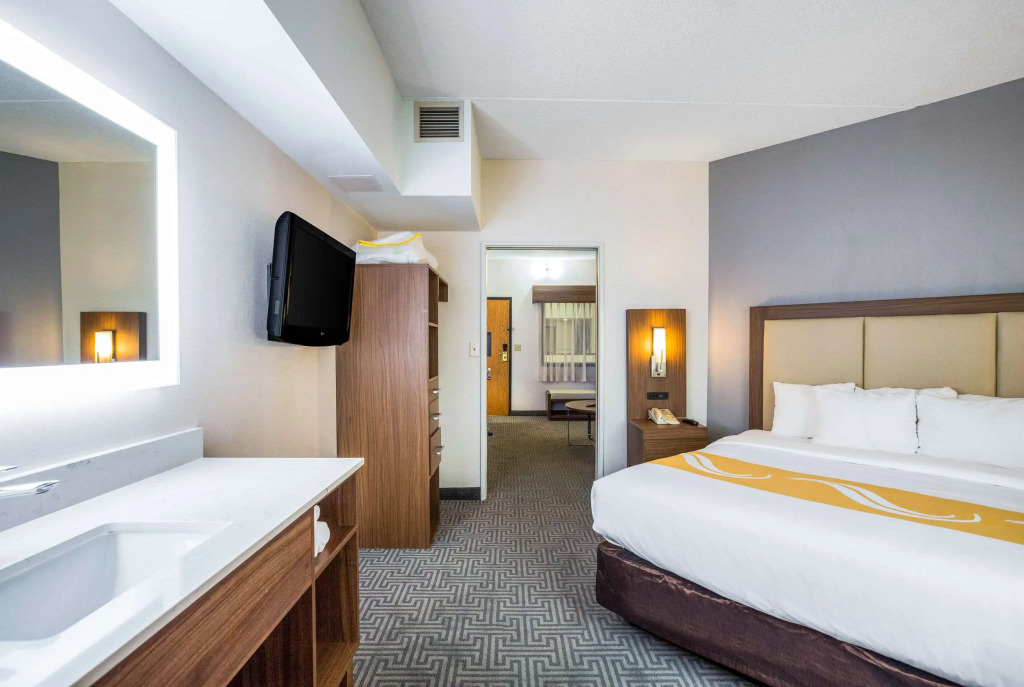 Quality Suites Lansing West